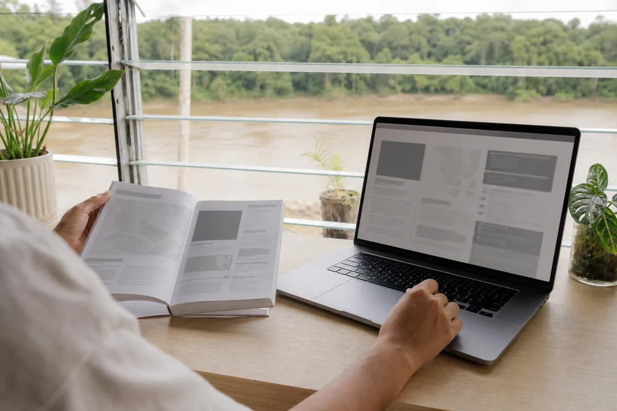 Lecteur comparant deux guides sur un écran et sur papier