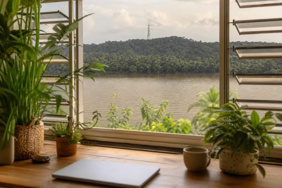 Antenne de télécommunication surplombant la végétation tropicale